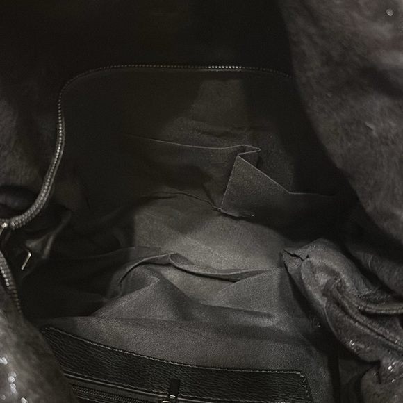 NWOT Vegan Shiny Leather and Gun Metal Chain Hand Bag - Picture 4 of 6